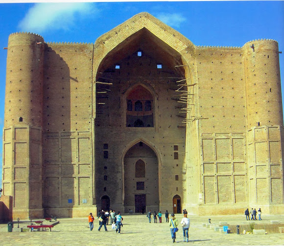 External ceramic brick arch of Khoja Ahmad Yasawi Mausoleum, in style of Ctesiphon, Iraq (Image courtesy of AZAN, Kazakhstan)