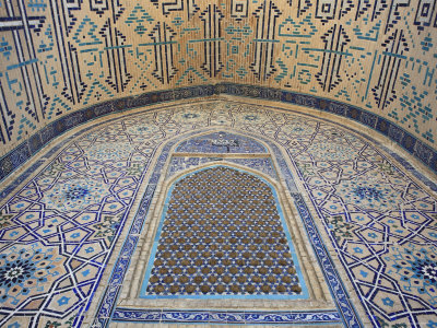 Decoration of portal entrance to Mausoleum of Khoja Ahmad Yasawi - note Kufic script in arch (Image in public domain)